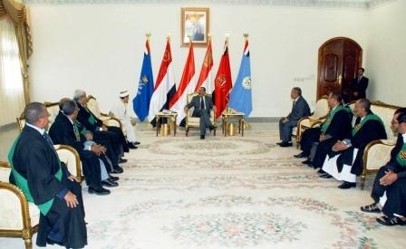 رئيس الجمهورية أثناء لقائه أمس عددا من القضاة الذين تم تعيينهم أعضاء في المحكمة العليا